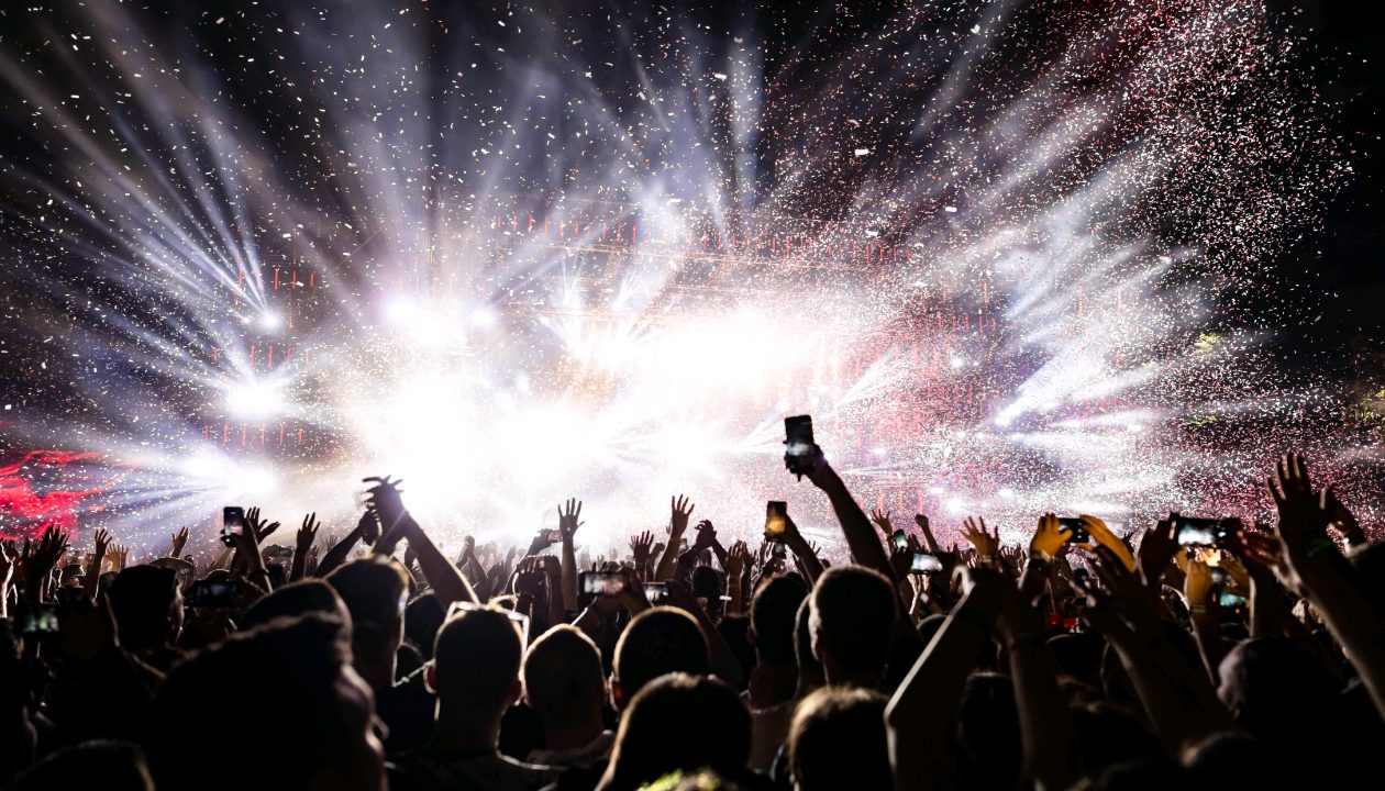 ДОМЪТ ТИ Е НОВИЯТ ФЕСТИВАЛ: КАК ДА ПРЕЖИВЕЕШ COACHELLA АТМОСФЕРАТА У ДОМА