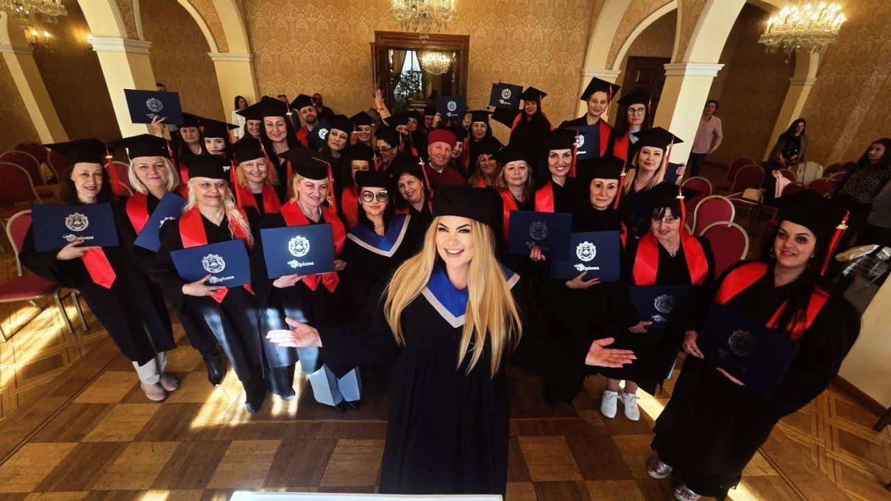 Тържествена церемония в Прага: четвъртият MBA поток на Академия „Щастлив Живот“ получи дипломите си в Кайзерщайнския дворец